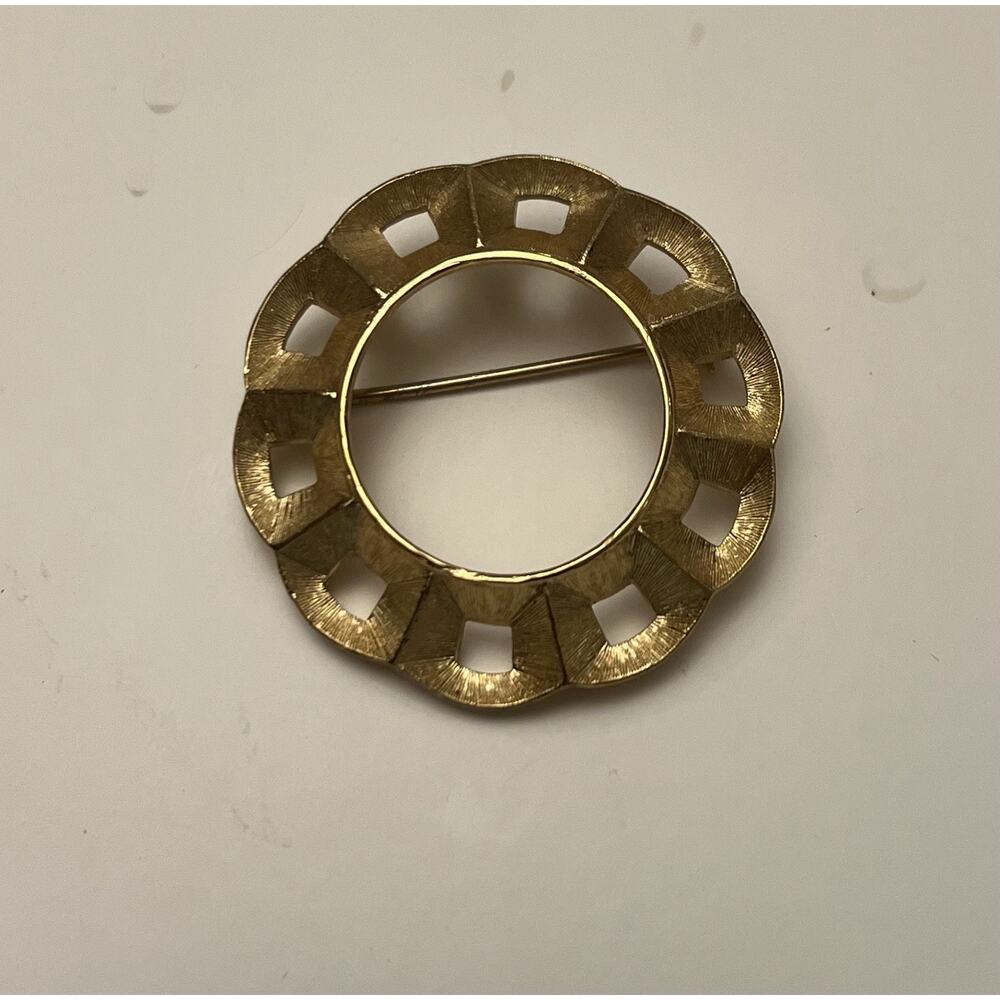 Vintage Monet Gold Tone Openwork Circle Brooch Textured Geometric Scarf Pin 1.5” - Picture 2 of 6